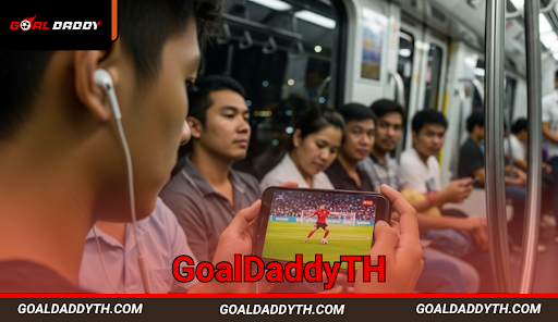 แฟนบอลชาวไทยสตรีมการแข่งขันพรีเมียร์ลีกบนสมาร์ทโฟนขณะเดินทางในกรุงเทพฯ